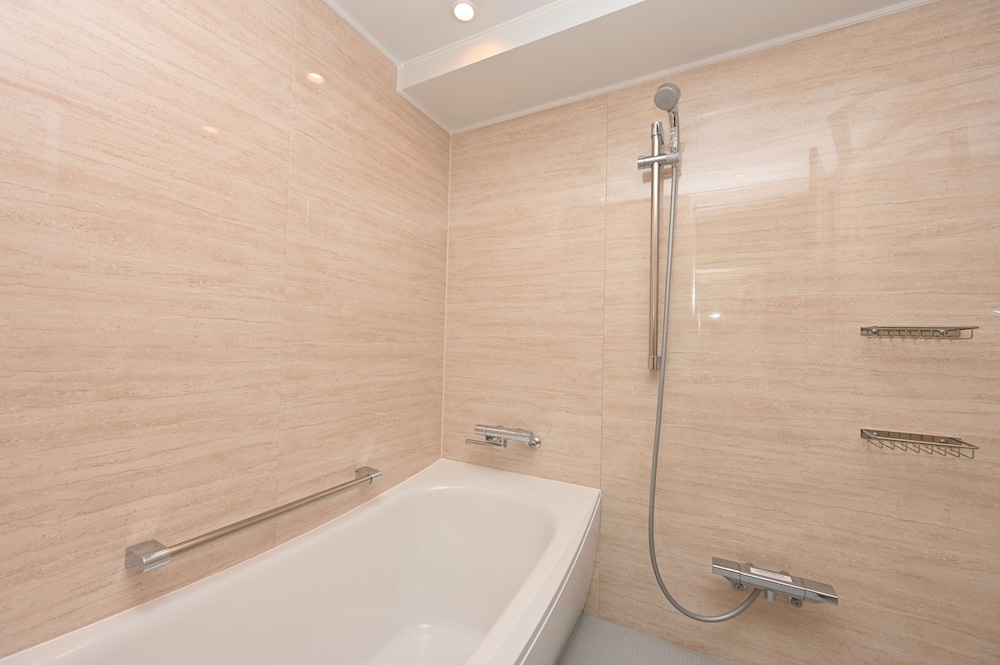 プレミアム ルーム シングルベッド 2 台 バルコニー オーシャンフロント バスルーム0 | ベストウェスタン沖縄幸喜ビーチ