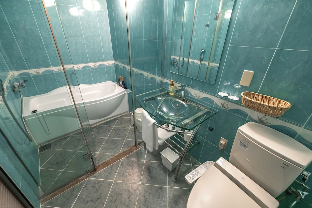 スタンダード ルーム シングルベッド 2 台 禁煙 オーシャンフロント (with Extra Bed) バスルーム1 | ベストウェスタン沖縄幸喜ビーチ