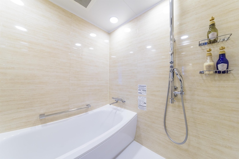 エグゼクティブ ルーム シングルベッド 2 台 禁煙 オーシャンフロント (with Extra Bed) バスルーム1 | ベストウェスタン沖縄幸喜ビーチ