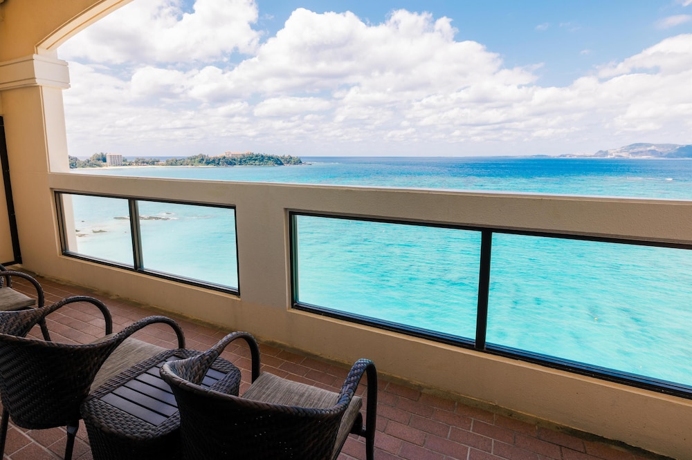 デラックス ルーム ベッド (複数台) 禁煙 オーシャンフロント 部屋からの景観0 | ベストウェスタン沖縄幸喜ビーチ