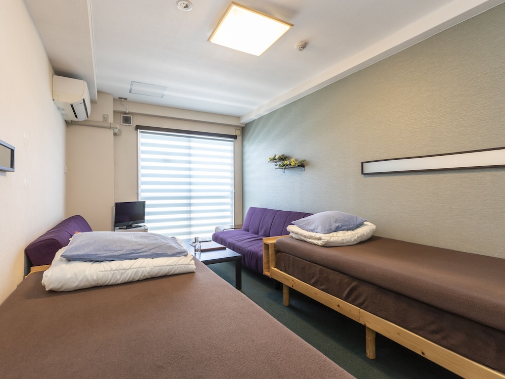 ツインルーム シングルベッド 2 台 共用バスルーム オーシャンビュー 客室2 | おもてなしホステル 宮島