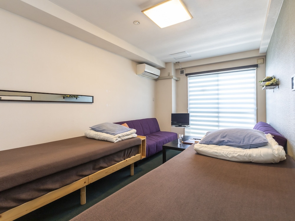 ツインルーム シングルベッド 2 台 共用バスルーム オーシャンビュー 客室6 | おもてなしホステル 宮島