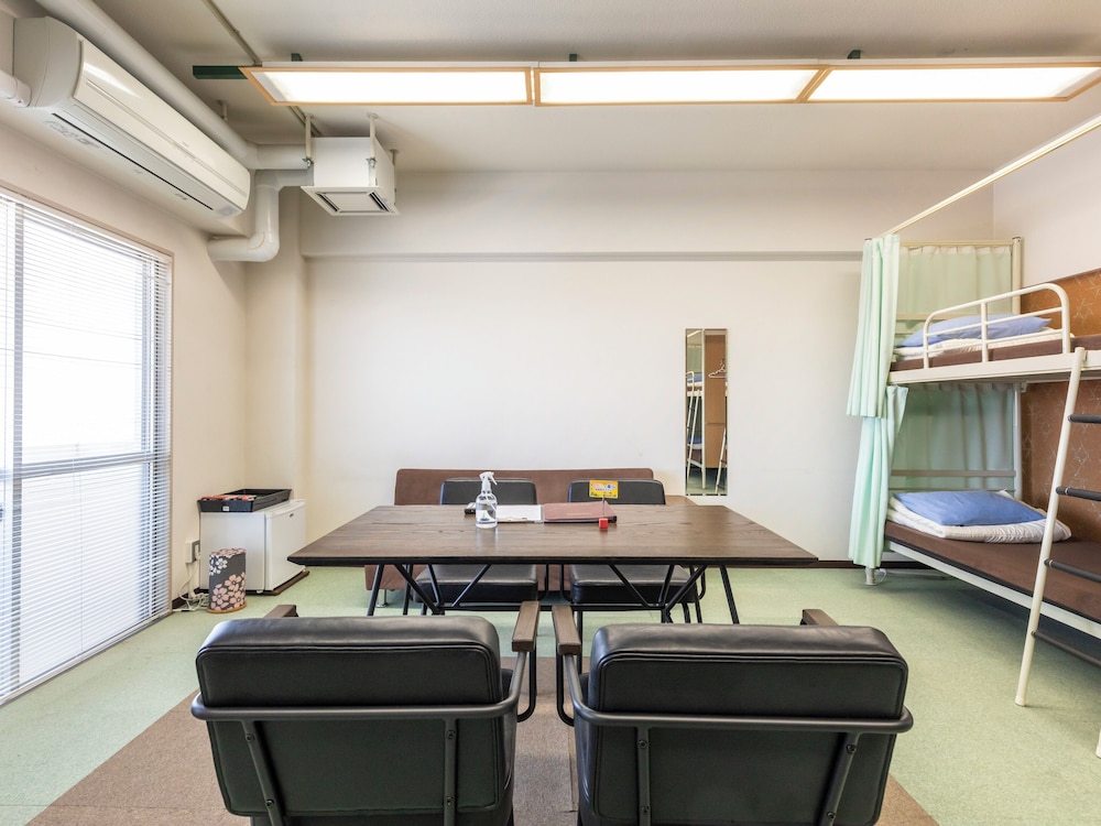ファミリー ルーム 禁煙 共用バスルーム 客室4 | おもてなしホステル 宮島