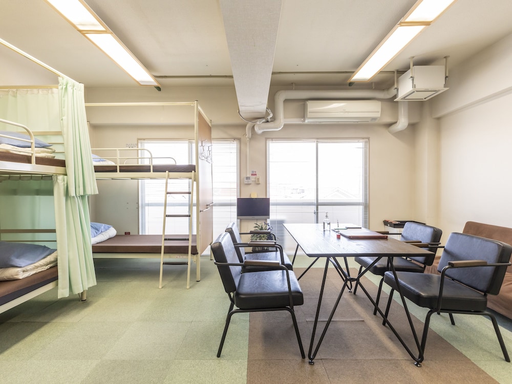 ファミリー ルーム 禁煙 共用バスルーム 客室2 | おもてなしホステル 宮島
