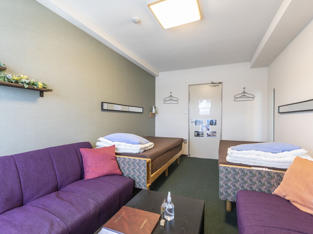 ツインルーム シングルベッド 2 台 共用バスルーム オーシャンビュー 客室5 | おもてなしホステル 宮島