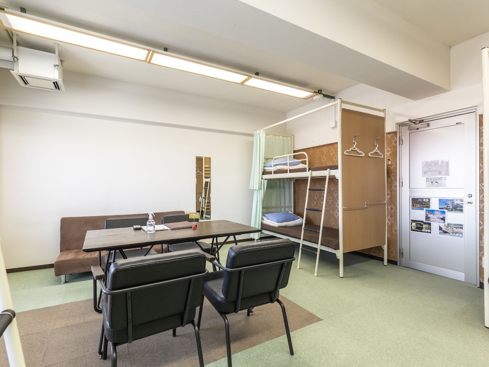 ファミリー ルーム 禁煙 共用バスルーム 客室3 | おもてなしホステル 宮島