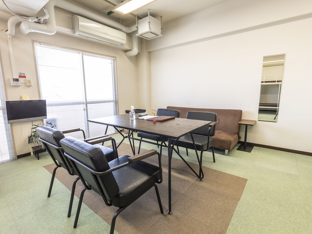 ファミリー ルーム 禁煙 共用バスルーム 客室1 | おもてなしホステル 宮島