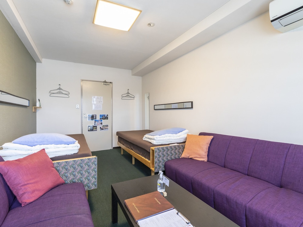 ツインルーム シングルベッド 2 台 共用バスルーム オーシャンビュー | おもてなしホステル 宮島