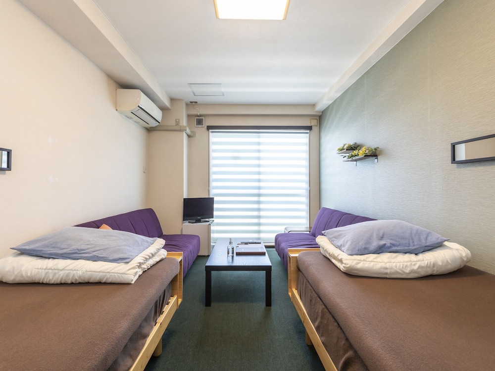 ツインルーム シングルベッド 2 台 共用バスルーム オーシャンビュー 客室1 | おもてなしホステル 宮島