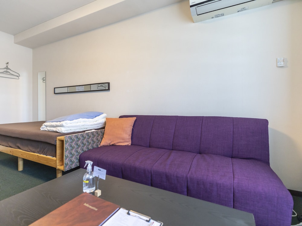 ツインルーム シングルベッド 2 台 共用バスルーム オーシャンビュー 客室9 | おもてなしホステル 宮島