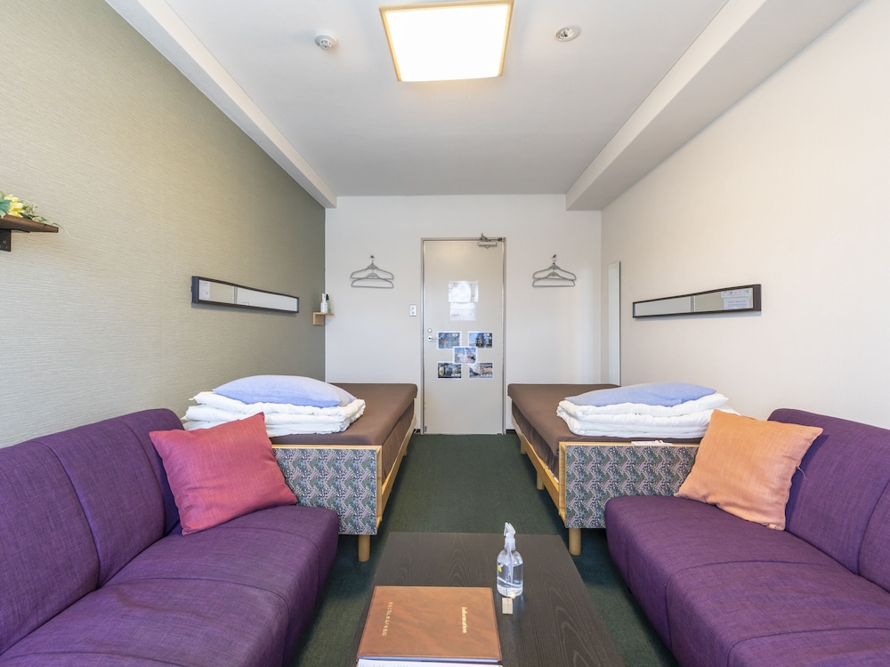 ツインルーム シングルベッド 2 台 共用バスルーム オーシャンビュー 客室4 | おもてなしホステル 宮島