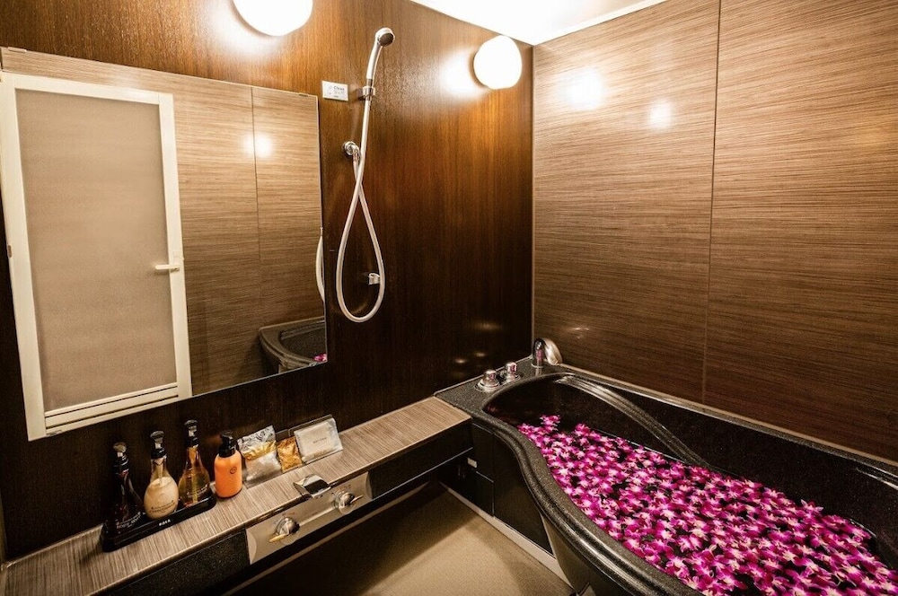 エコノミー ダブルルーム バスルーム1 | ホテルバリアン・リゾート 錦糸町店 - アダルト オンリー