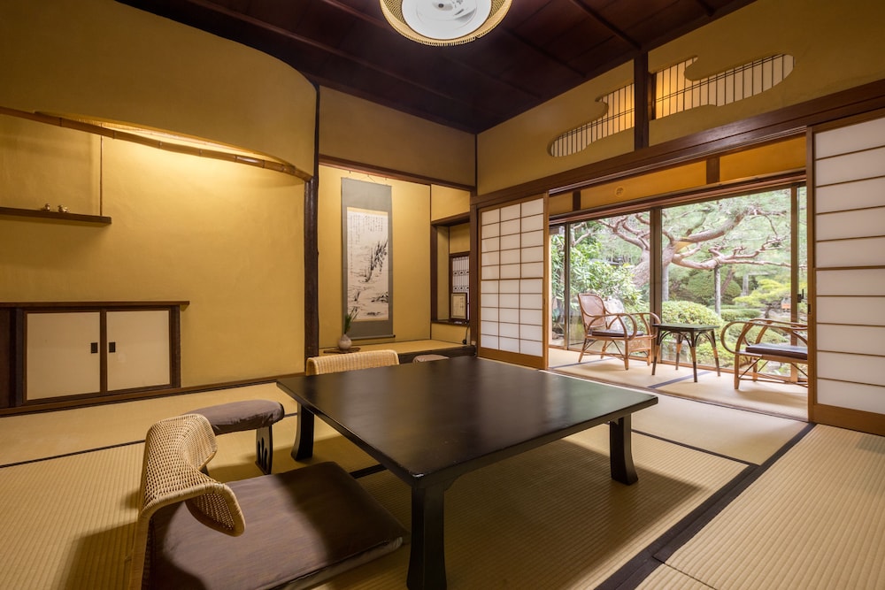 本館 8畳 和室 | 松田屋ホテル