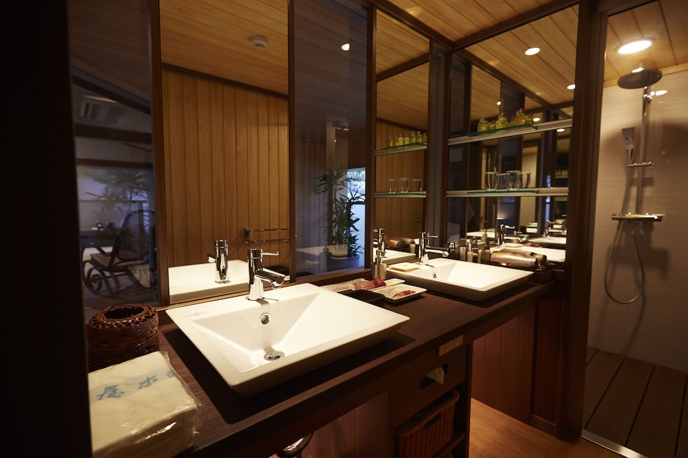 新館 ジェットバス露天風呂付 プレミアム和スイート バスルームの設備0 | 松田屋ホテル