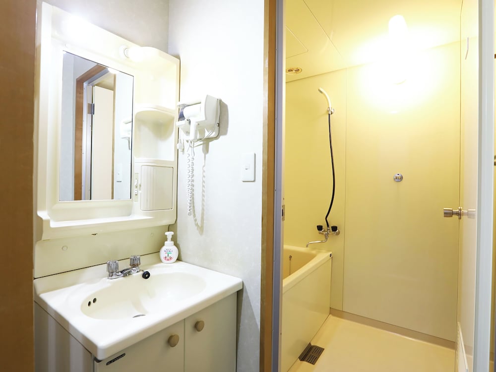 トラディショナル ツインルーム シティビュー バスルーム1 | 志賀一井ホテル