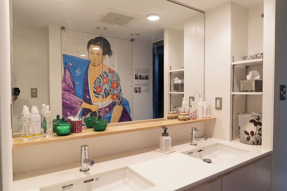 スタンダード 4 人部屋 バスルーム0 | 行燈旅館