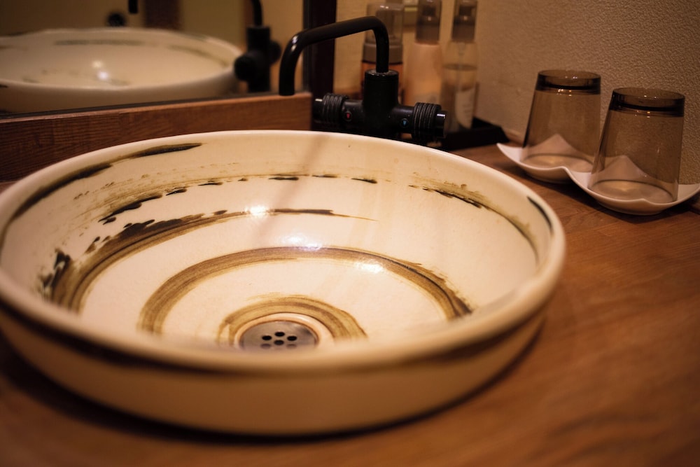 コンフォート ダブルまたはツインルーム パーシャルシービュー バスルーム0 | 湯花 満開