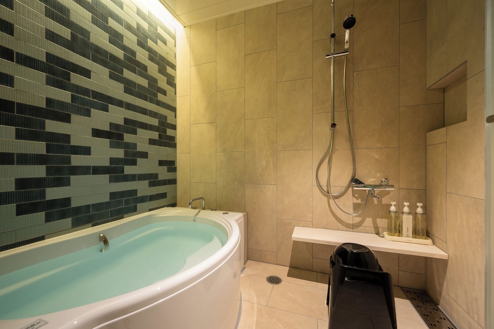 エグゼクティブ ツインルーム ダブルベッド 2 台 禁煙 リバービュー バスルーム1 | 新潟グランドホテル