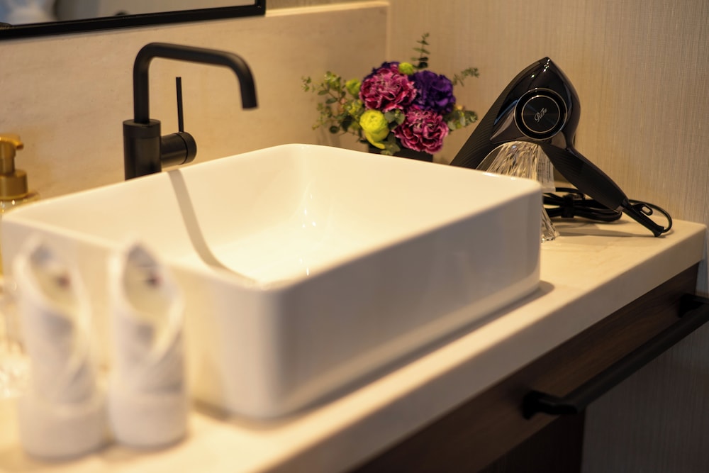 エグゼクティブ ツインルーム ダブルベッド 2 台 禁煙 リバービュー 客室の設備とサービス3 | 新潟グランドホテル