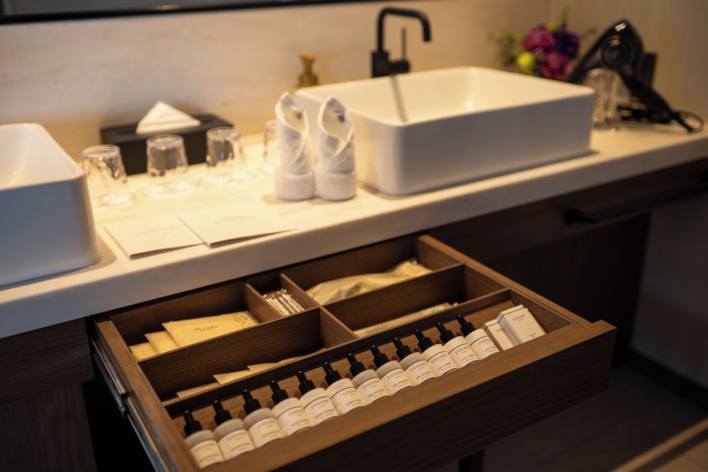 エグゼクティブ ツインルーム ダブルベッド 2 台 禁煙 リバービュー 客室の設備とサービス1 | 新潟グランドホテル