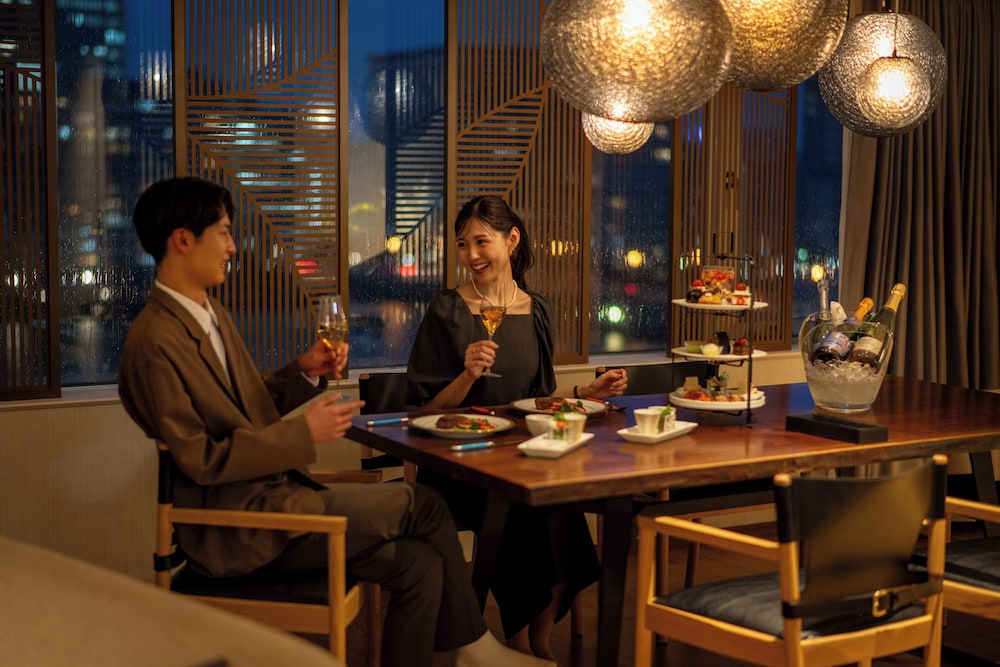 グランド スイート ベッド (複数台) 禁煙 リバービュー 客室内のダイニングエリア1 | 新潟グランドホテル