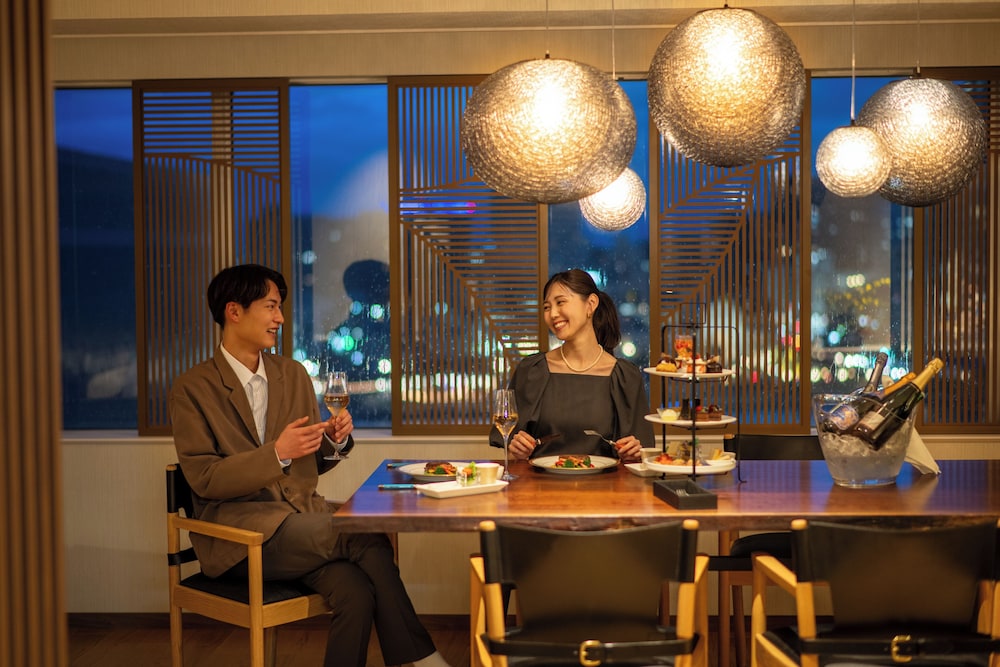 グランド スイート ベッド (複数台) 禁煙 リバービュー 客室内のダイニングエリア2 | 新潟グランドホテル