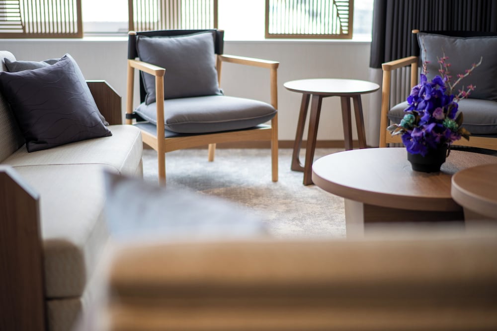 エグゼクティブ ツインルーム ダブルベッド 2 台 禁煙 リバービュー リビング エリア2 | 新潟グランドホテル