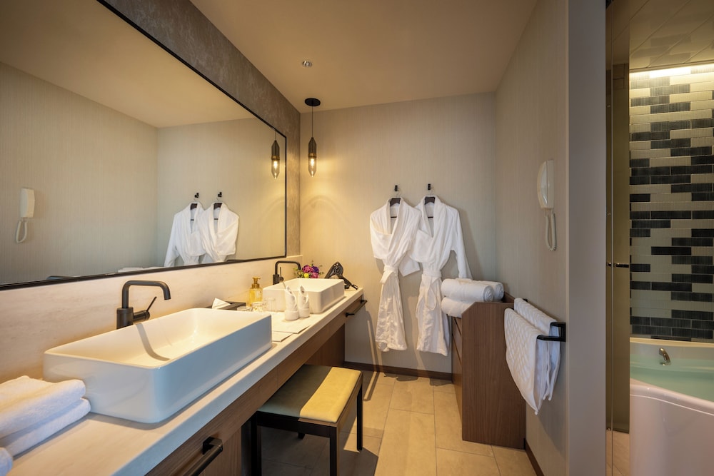 エグゼクティブ ツインルーム ダブルベッド 2 台 禁煙 リバービュー 客室の設備とサービス2 | 新潟グランドホテル