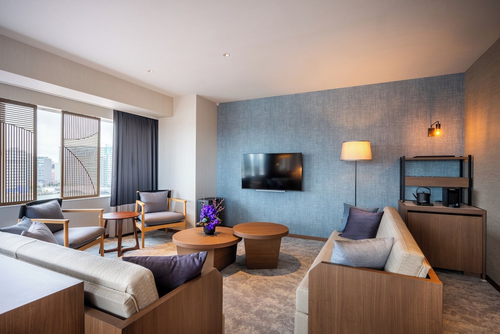 エグゼクティブ ツインルーム ダブルベッド 2 台 禁煙 リバービュー リビング エリア1 | 新潟グランドホテル