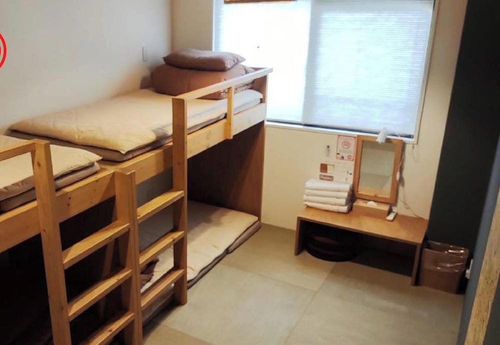 4人部屋 共用バスルーム (チェックイン午後10時まで) | ジェイホッパーズ大阪ユニバーサル