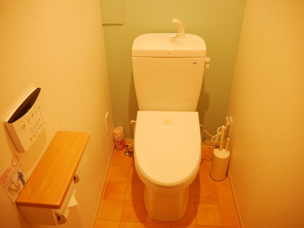 ツインルーム 共用バスルーム (チェックイン午後10時まで) バスルーム2 | ジェイホッパーズ大阪ユニバーサル