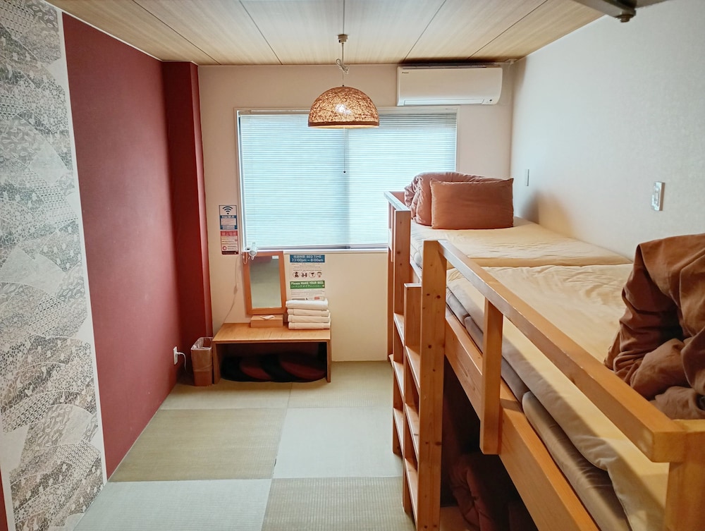 4人部屋 共用バスルーム (チェックイン午後10時まで) 客室7 | ジェイホッパーズ大阪ユニバーサル