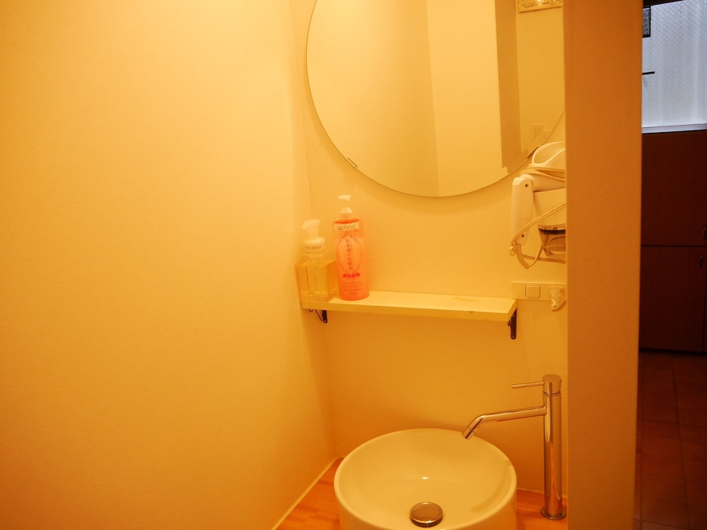 ツインルーム 共用バスルーム (チェックイン午後10時まで) バスルーム3 | ジェイホッパーズ大阪ユニバーサル