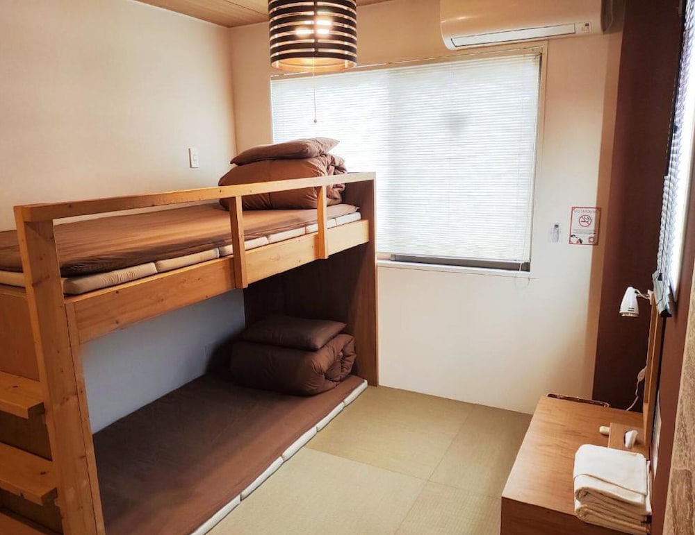 ツインルーム 共用バスルーム (チェックイン午後10時まで) | ジェイホッパーズ大阪ユニバーサル