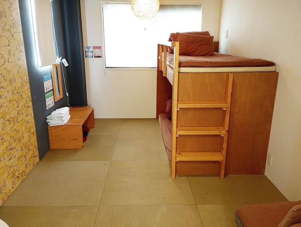 トリプルルーム 共用バスルーム (チェックイン午後10時まで) 客室4 | ジェイホッパーズ大阪ユニバーサル