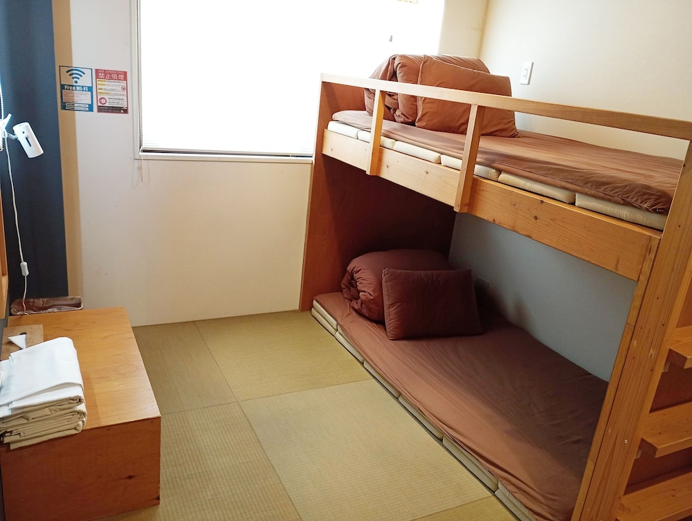 ツインルーム 共用バスルーム (チェックイン午後10時まで) 客室1 | ジェイホッパーズ大阪ユニバーサル