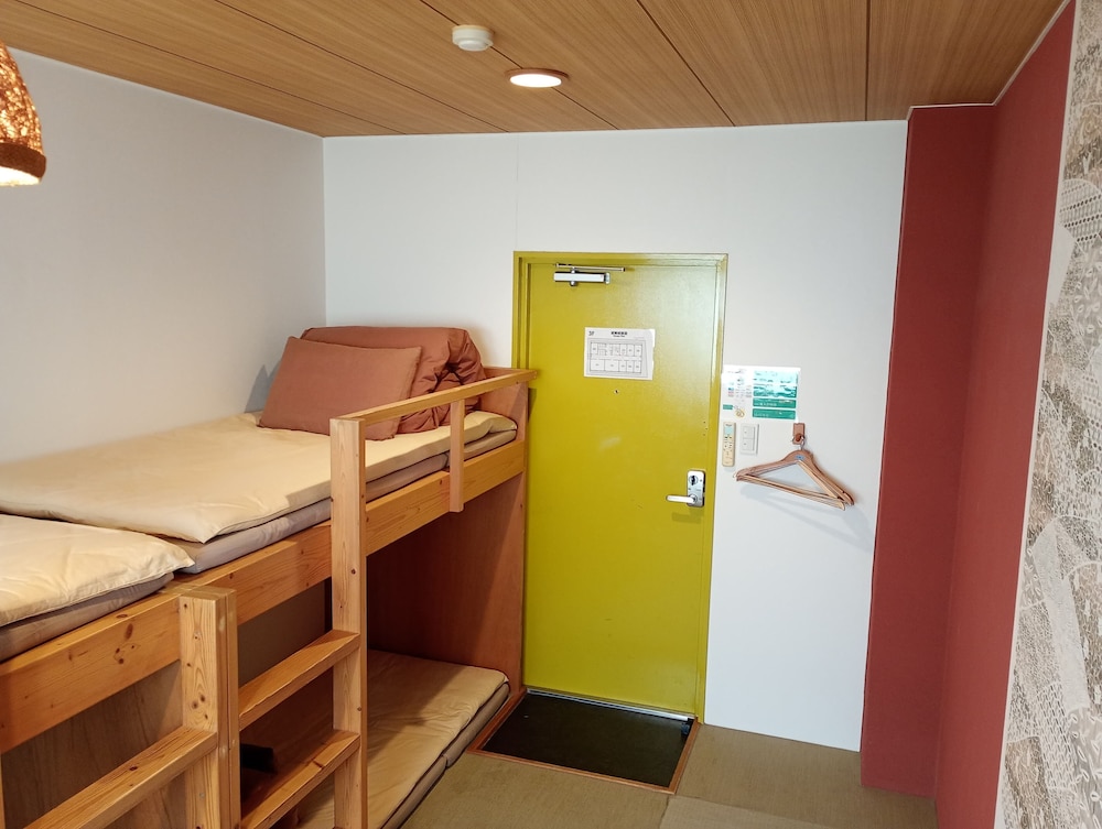 4人部屋 共用バスルーム (チェックイン午後10時まで) 客室6 | ジェイホッパーズ大阪ユニバーサル