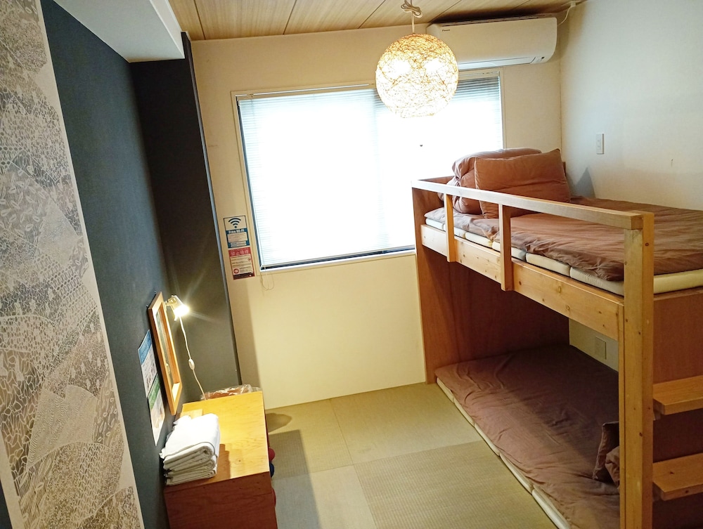 トリプルルーム 共用バスルーム (チェックイン午後10時まで) 客室8 | ジェイホッパーズ大阪ユニバーサル