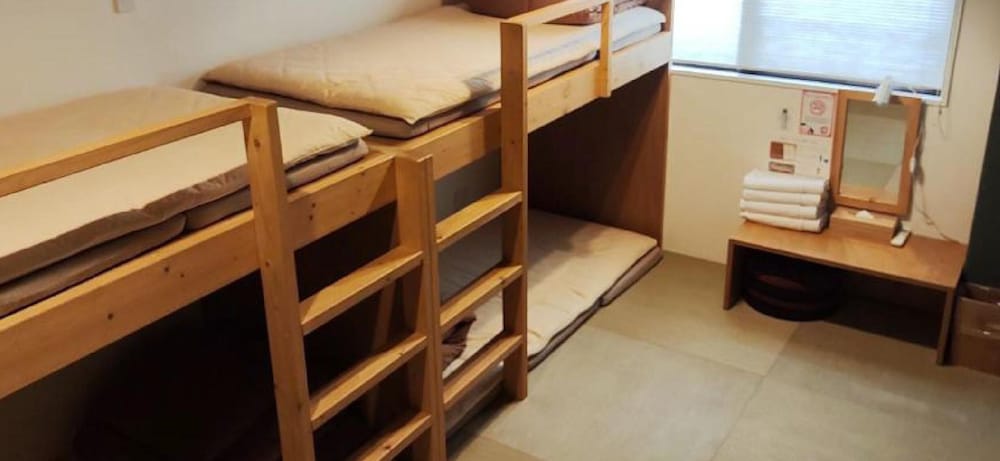 4人部屋 共用バスルーム (チェックイン午後10時まで) 客室4 | ジェイホッパーズ大阪ユニバーサル