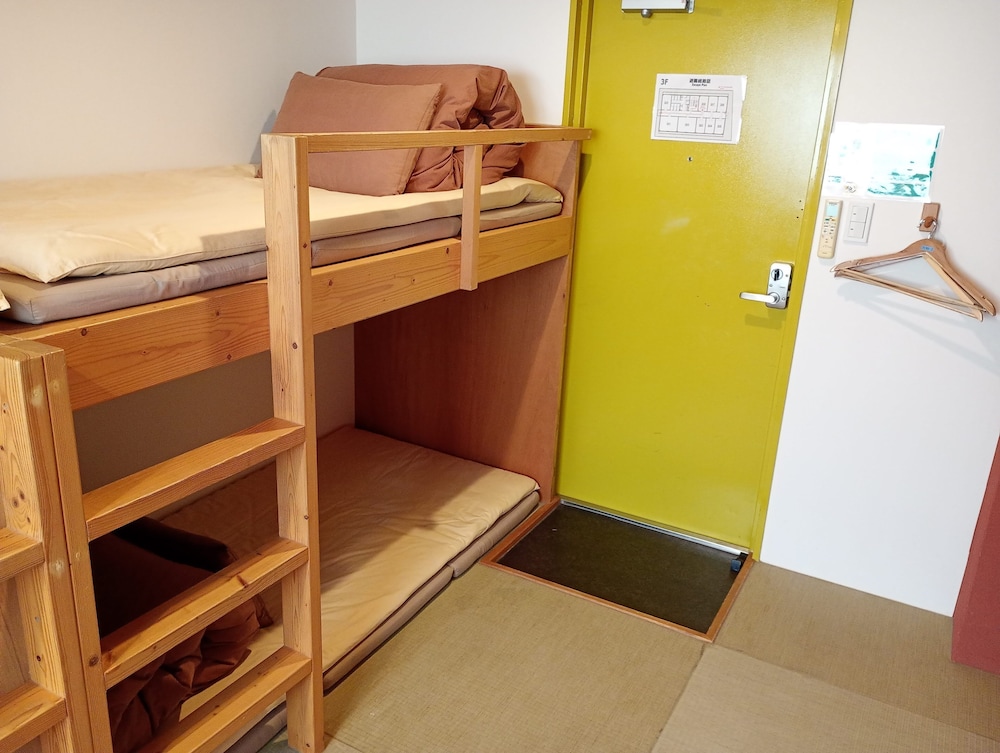 4人部屋 共用バスルーム (チェックイン午後10時まで) 客室5 | ジェイホッパーズ大阪ユニバーサル