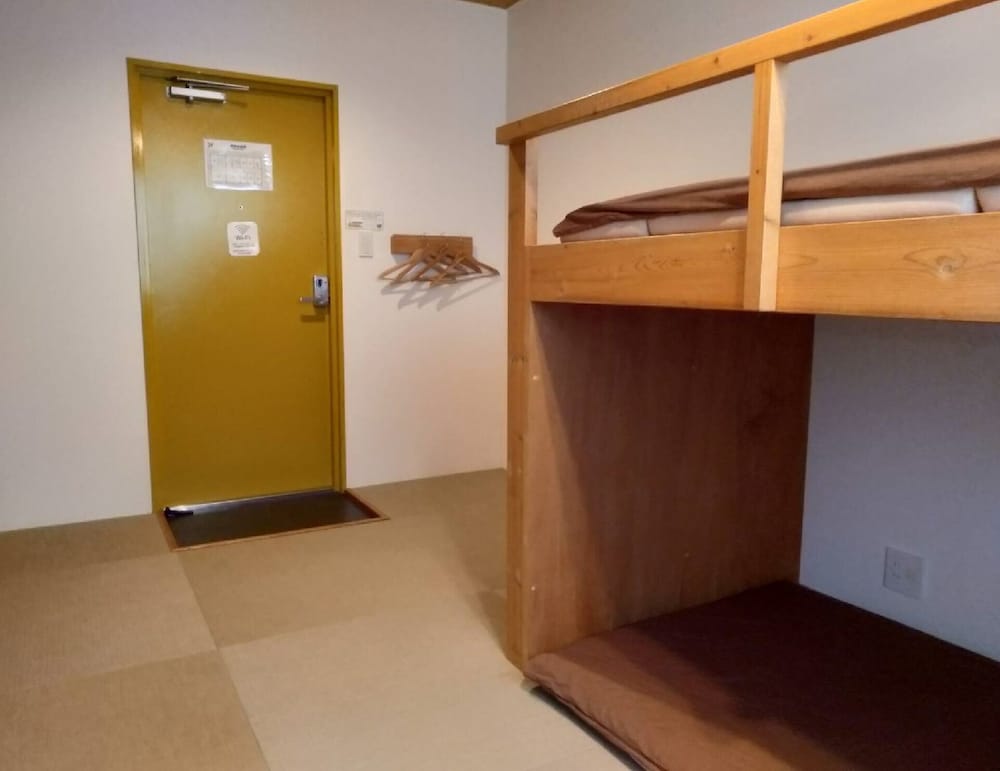 ツインルーム 共用バスルーム (チェックイン午後10時まで) 客室2 | ジェイホッパーズ大阪ユニバーサル