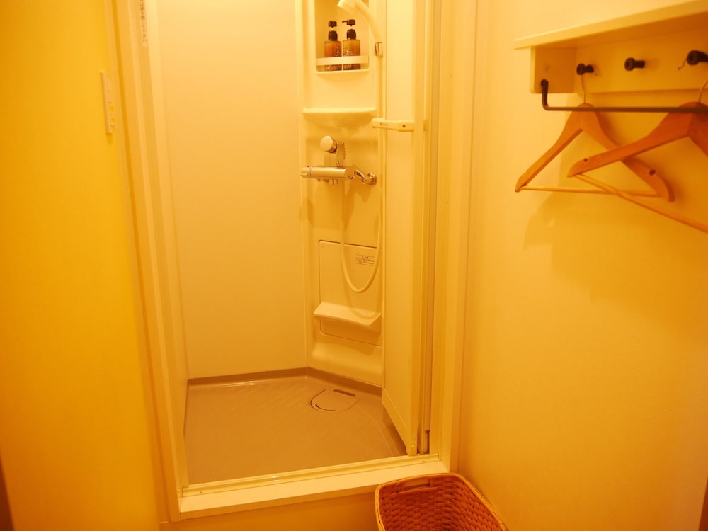 ツインルーム 共用バスルーム (チェックイン午後10時まで) バスルーム1 | ジェイホッパーズ大阪ユニバーサル