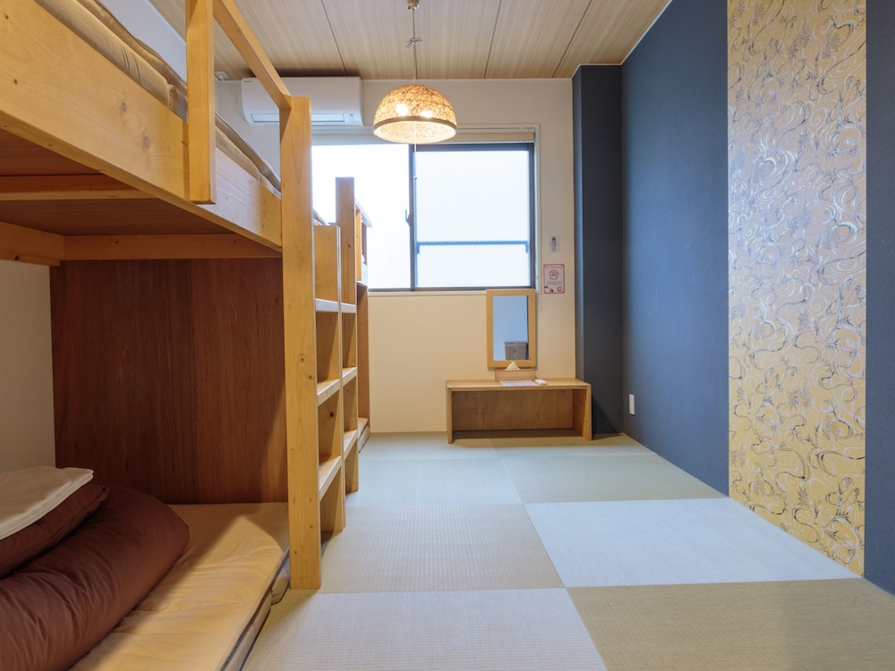 4人部屋 共用バスルーム (チェックイン午後10時まで) 客室1 | ジェイホッパーズ大阪ユニバーサル