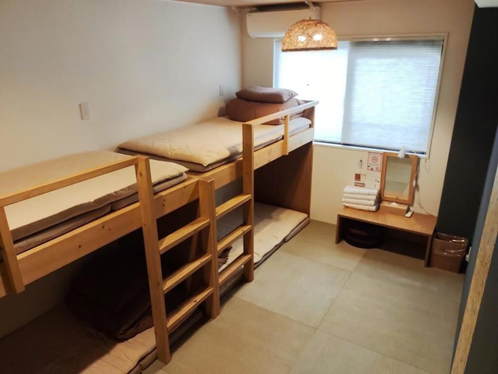 4人部屋 共用バスルーム (チェックイン午後10時まで) 客室2 | ジェイホッパーズ大阪ユニバーサル