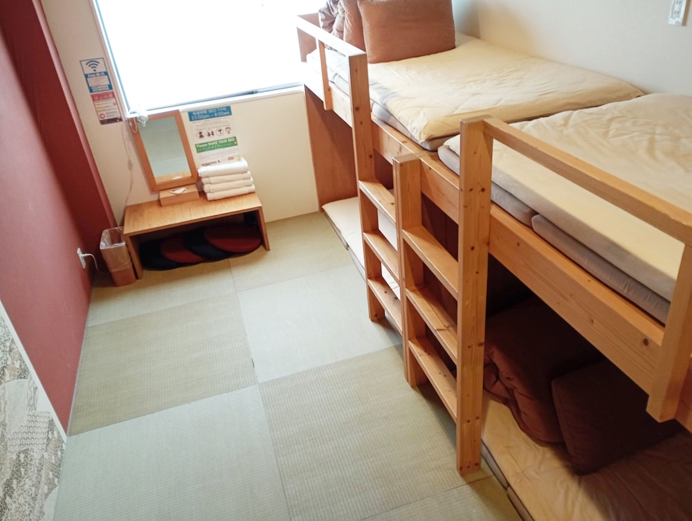 4人部屋 共用バスルーム (チェックイン午後10時まで) 客室8 | ジェイホッパーズ大阪ユニバーサル