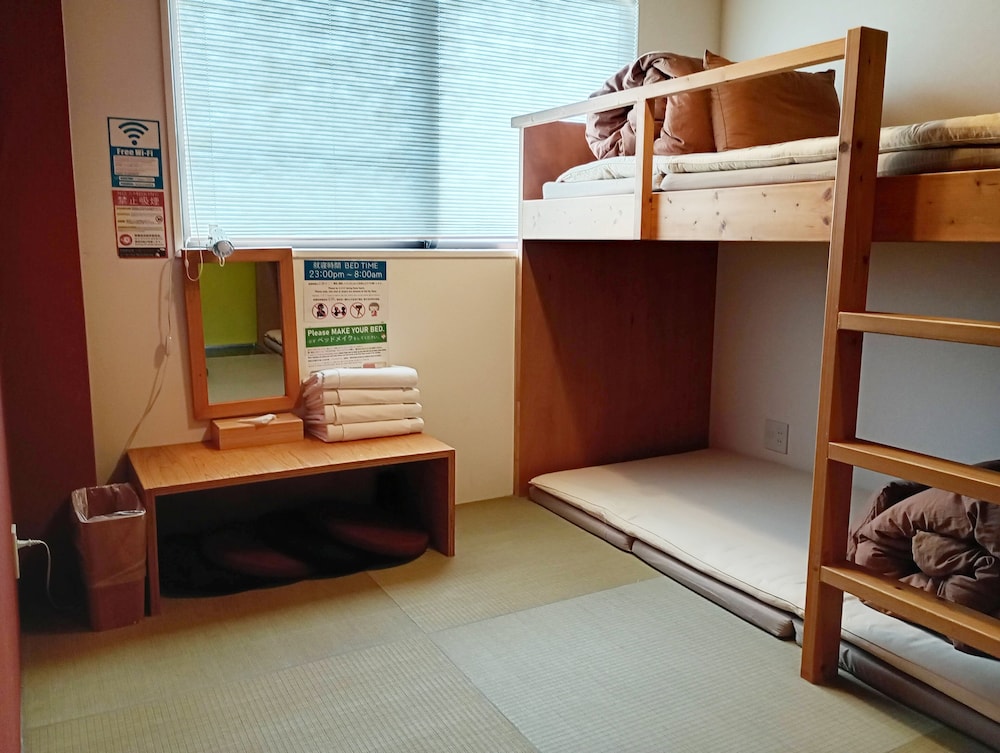 4人部屋 共用バスルーム (チェックイン午後10時まで) 客室9 | ジェイホッパーズ大阪ユニバーサル