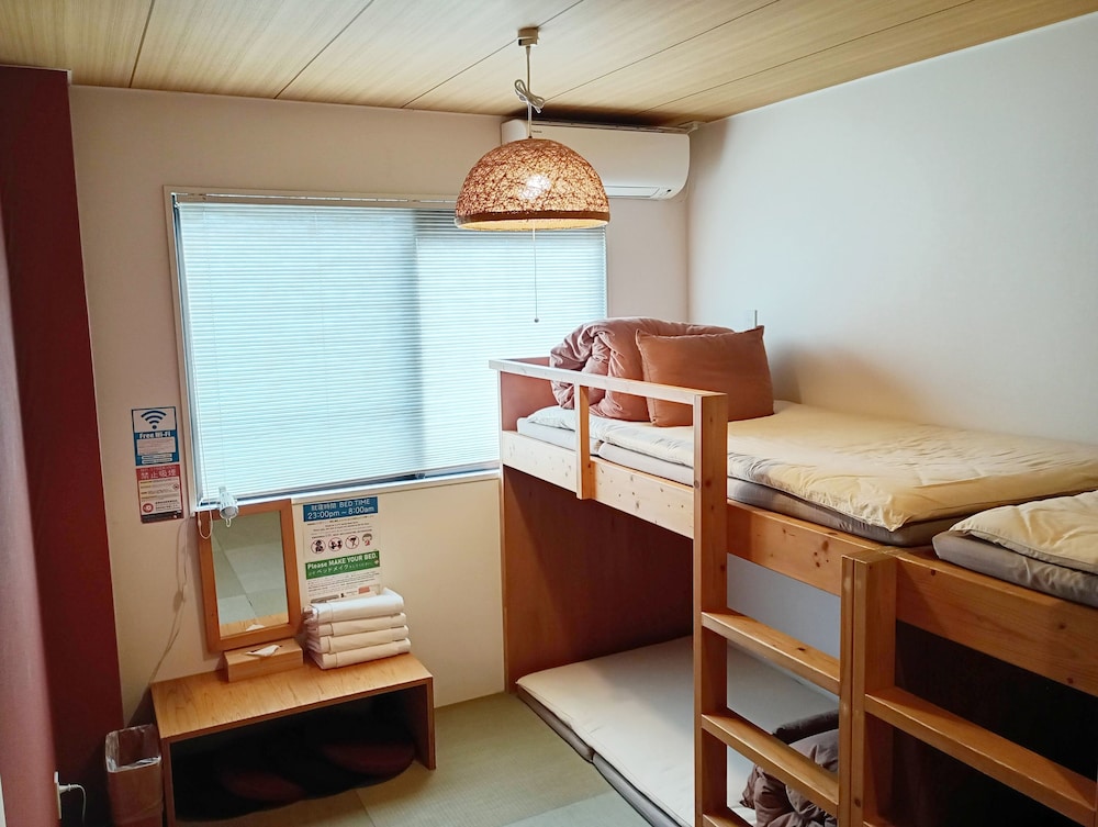 4人部屋 共用バスルーム (チェックイン午後10時まで) 客室10 | ジェイホッパーズ大阪ユニバーサル