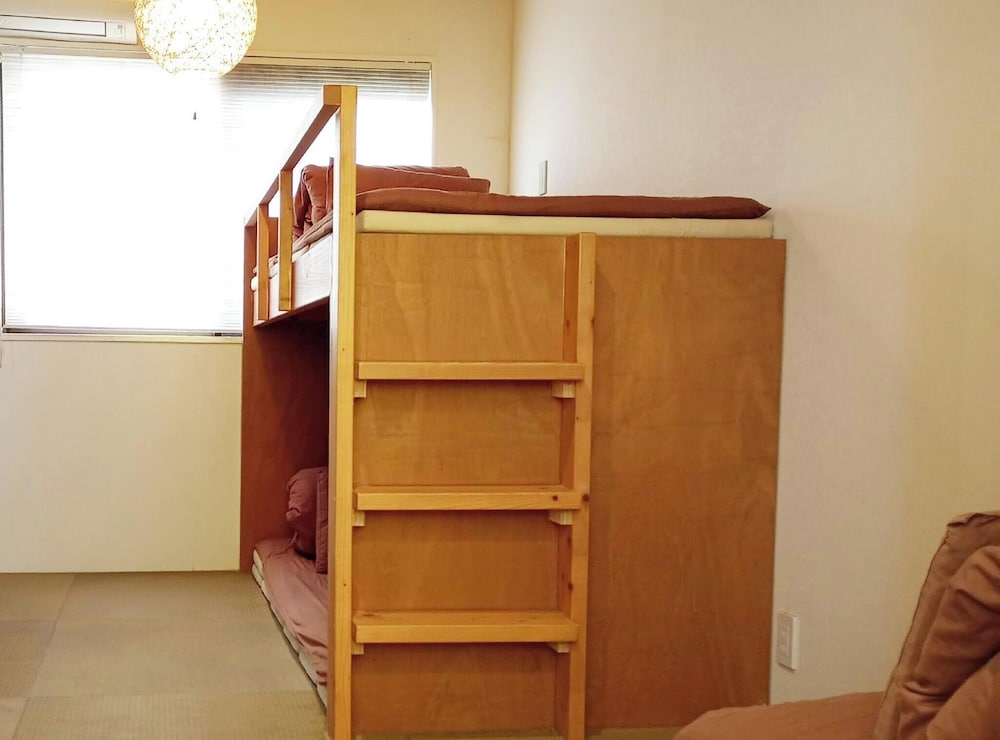 トリプルルーム 共用バスルーム (チェックイン午後10時まで) | ジェイホッパーズ大阪ユニバーサル