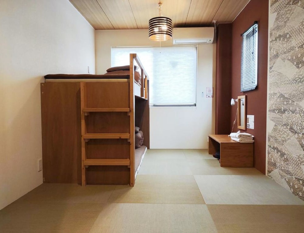 ツインルーム 共用バスルーム (チェックイン午後10時まで) 客室3 | ジェイホッパーズ大阪ユニバーサル