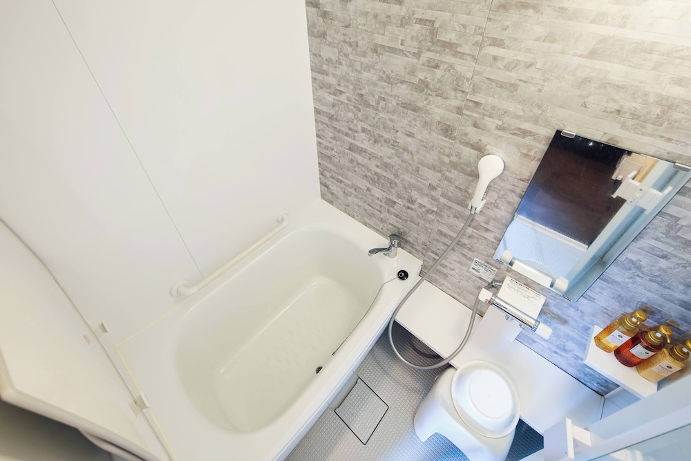 デラックス ファミリールーム 2F バスルーム0 | Hotel WELLIES